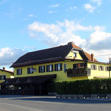 Ferienwohnung Prenocisca Kralj Komenda Exterior foto